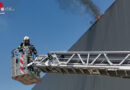 Nö: Rund 90 Feuerwehrleute bei Brand im Bereich der Photovoltaik-Anlage einer Logistikhalle in Bad Fischau im Einsatz