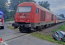 Stmk: Pkw in Bad Waltersdorf von Zug erfasst und zur Seite geschleudert