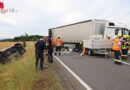 Oö: Lkw vs Kleintransporter – Überschlag und Dach aufgerissen