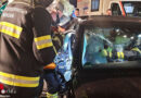 Bayern: Sportbolide kracht in München gegen Eisentor → Schere und Spreitzer im Einsatz
