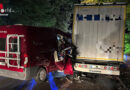 D: Wohnmobil kracht in Detmold gegen geparkten Lkw