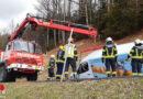 Oö: Transporter steckt in Bad Goisern in Regenrinne fest
