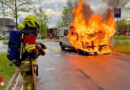 Schweiz: Transporter nach Rauchentwicklung im Inneren in Zug in Vollbrand