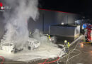 D: Zwei Pkw auf Supermarkt-Parkplatz in Moers in Flammen