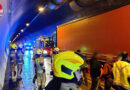 Sbg: Reisebus auf A 10 im Helbersbergtunnel auf Lkw aufgefahren → Busfahrer leicht verletzt eingeklemmt