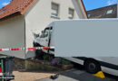 D: Davon rollender Transporter kracht in Arnsberg gegen Wohngebäude