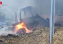 D: Auf Misthaufen stehender Traktor brennt auf Pferdehof in Bürscheid