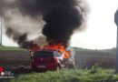 D: Kreuzungsunfall in Borgentreich: Eine Person schwer, eine lebensgefährlich verletzt sowie brennendes Auto
