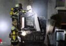 D: Brennendes Motorrad an einer Hausfassade – Feuer droht auf Gebäude überzugreifen
