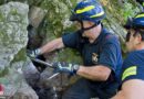 Nö: „Spotty“ nach über 50 Stunden durch schweißtreibenden Kraftakt von Feuerwehr aus Felshöhle gerettet