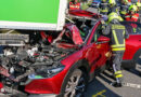 Oö: Auto steckt auf B 139 bei Ansfelden teilweise unter einem Sattelzug-Auflieger → Beifahrerin eingeklemmt