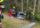 Stmk: Pkw kommt bei Vorau von L 408 ab und prallt gegen Baum → eine Person bei Vorau eingeklemmt