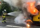 D: Lieferwagen eines Paketzustelldienstes brennt in Bochum in voller Ausdehnung