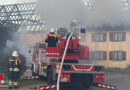 D: Feuerwehren bekämpfen Großbrand auf landwirtschaftlichen Anwesen in Owingen