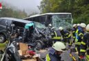 D: Zwei Eingeklemmte (21, 56) bei Unfall mit Bus und Kleintransporter bei Calw / Bad Liebenzell → 4 hydr. Rettungsgeräte eingesetzt
