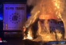 Bayern: Auf Pkw-Anhänger stehendes Auto in Traunstein in Vollbrand