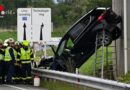 Oö: Pkw „steht“ beinahe nach Unfall in Leonding zwischen Leitschiene und Unterführungsmauer