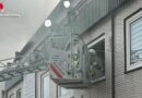 D: Wohnungsbrand in Arnsberg → Feuerwehr rettet Hausbewohner über Drehleiter