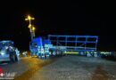 D: Feuerwehrmann bringt mit Traktor Lastwagen vor auflaufender Flut in Sicherheit