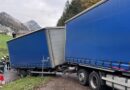 Oö: Festgefahrenes Lkw-Gespann in Jainzen / Bad Ischl