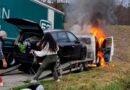 Nö: Kleintransporter mit aufgeladenem Pkw brennt auf OMV-Tankstellen-Parkplatz in Alland direkt neben Sattelschlepper → Flammenübergriff