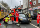 D: Fahrerin nach Kollision zwischen Auto und Straßenbahn in Essen eingeklemmt