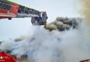 Nö: Brennendes Einfamilienhaus in enger Gasse in Gumpoldskirchen → drei Feuerwehren bei Brandbekämpfung