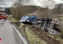 D: Pkw prallt bei Deggenhausertal gegen Lkw-Gespann → Autofahrer eingeklemmt