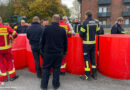 D: Einsatzkräfte aus dem Kreis Soest trainieren mit mobilem Schutzsystem „Aquariwa“