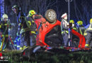 Oö: Schwerverletzter und Personenrettung bei Autoüberschlag auf B 137 in Schlüßlberg