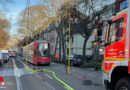 D: Feuerwehr Bonn löscht im Dachbereich brennende Straßenbahn