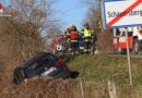 Oö: Einsatzkräfte halfen Beifahrerin beim Aussteigen aus Unfallfahrzeug in Böschung