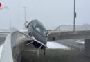 Schweiz: Auto bleibt bei Unfall in Bilten (Glarus Nord) auf Brücke hängen