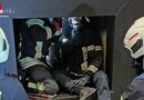 D: Feuerwehr Dinslaken holt zwei Waldkäuze aus Einfamilienhaus-Kamin