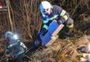 Oö: Auto kracht bei Unfall in Laakirchen gegen Verkehrsampel und schlittert Böschung hinunter