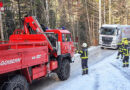 Oö: Lkw auf vereister Fahrbahn in Bad Goisern geborgen