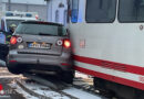 D: Autofahrerin nach Pkw-Kollision mit Straßenbahn in Dortmund eingeschlossen
