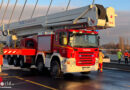 D: Eisiger Feuerwehreinsatz mit 90 m Werkfeuerwehr-Teleskopmastbühne auf Autobahnbrücke Leverkusen