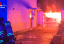 D: Elektrofahrzeug brennt in Garage → Fünf Paralleleinsätze forderten Feuerwehr und Rettungsdienst Bergisch Gladbach