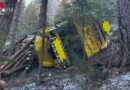 Stmk: Holz transportierender Sattelschlepper bei Pölstal in den Wald gestürzt