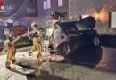 D: Nächtlicher Autobrand vor Gebäude in Vreden