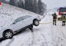 Oö: Winterliche Autobergung in Waldneukirchen