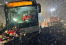 Sbg: Bus rammt Brückengeländer → absturzgefährdetes Fahrzeug im dichten Schneetreiben in Zederhaus