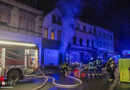 D: Wohnhausbrand in Neunkirchen → Feuerwehr rettet Menschen mit Sprungpolster und Drehleiter