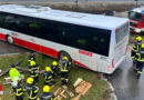Oö: Autobus bei Wendemanöver von der Fahrbahn abgekommen