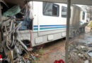 USA: Wohnmobil in Fort Worth in Wohnhaus gekracht und in Brand geraten, kritisch verletzte Person gerettet