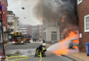 D: Auto-Vollbrand in Durchfahrt zu Hinterhof in Bremerhaven