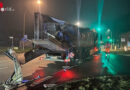 D: Sattelauflieger nach Kollision mit Baum auf ganzer Seite aufgerissen