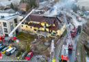 Oö: Großeinsatz bei Dachstuhlbrand an Hotelkomplex in Vorderstoder