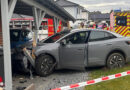 D: Einsturzgefährdetes Carport nach Pkw-Anprall in Minden